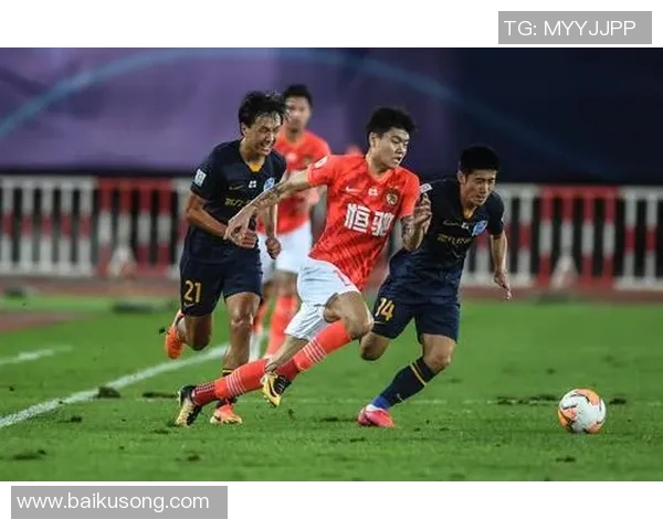 2017年富力与力帆激战回顾球场上的精彩瞬间与战术分析